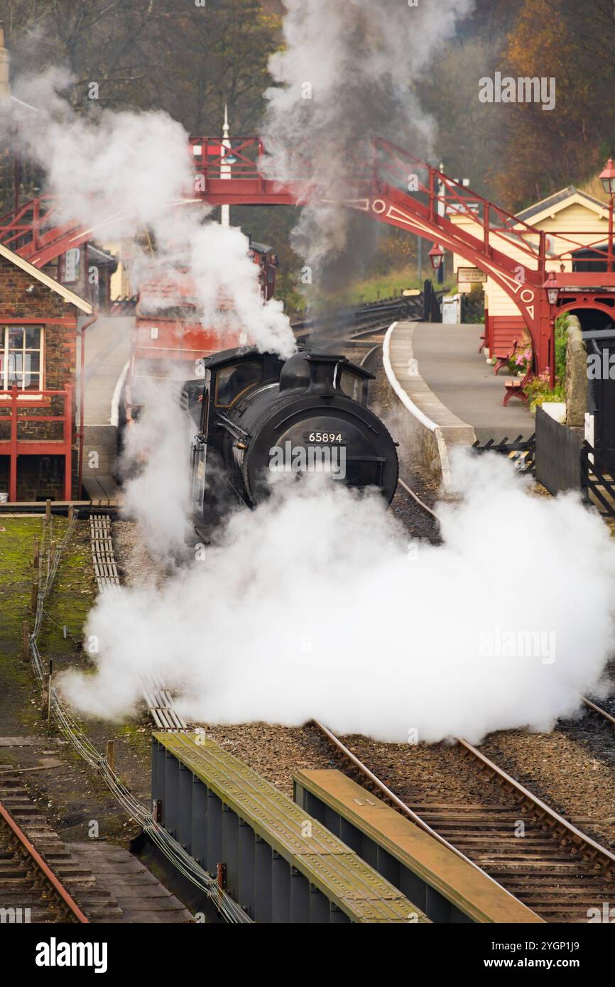 North Yorkshire Moors Railway, NYMR, Moorlander, P3 65894 che si getta alla stazione di Goathland. Foto Stock