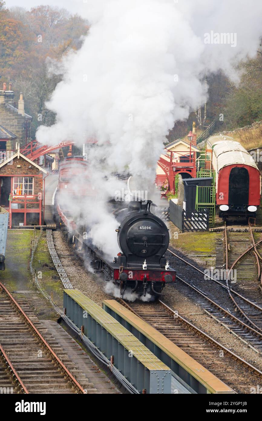 North Yorkshire Moors Railway, NYMR, Moorlander, P3 65894 che si getta alla stazione di Goathland. Foto Stock