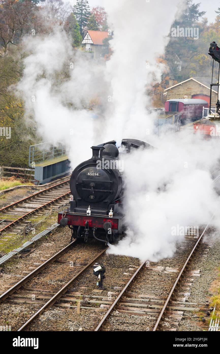North Yorkshire Moors Railway, NYMR, Moorlander, P3 65894 che si getta alla stazione di Goathland. Foto Stock