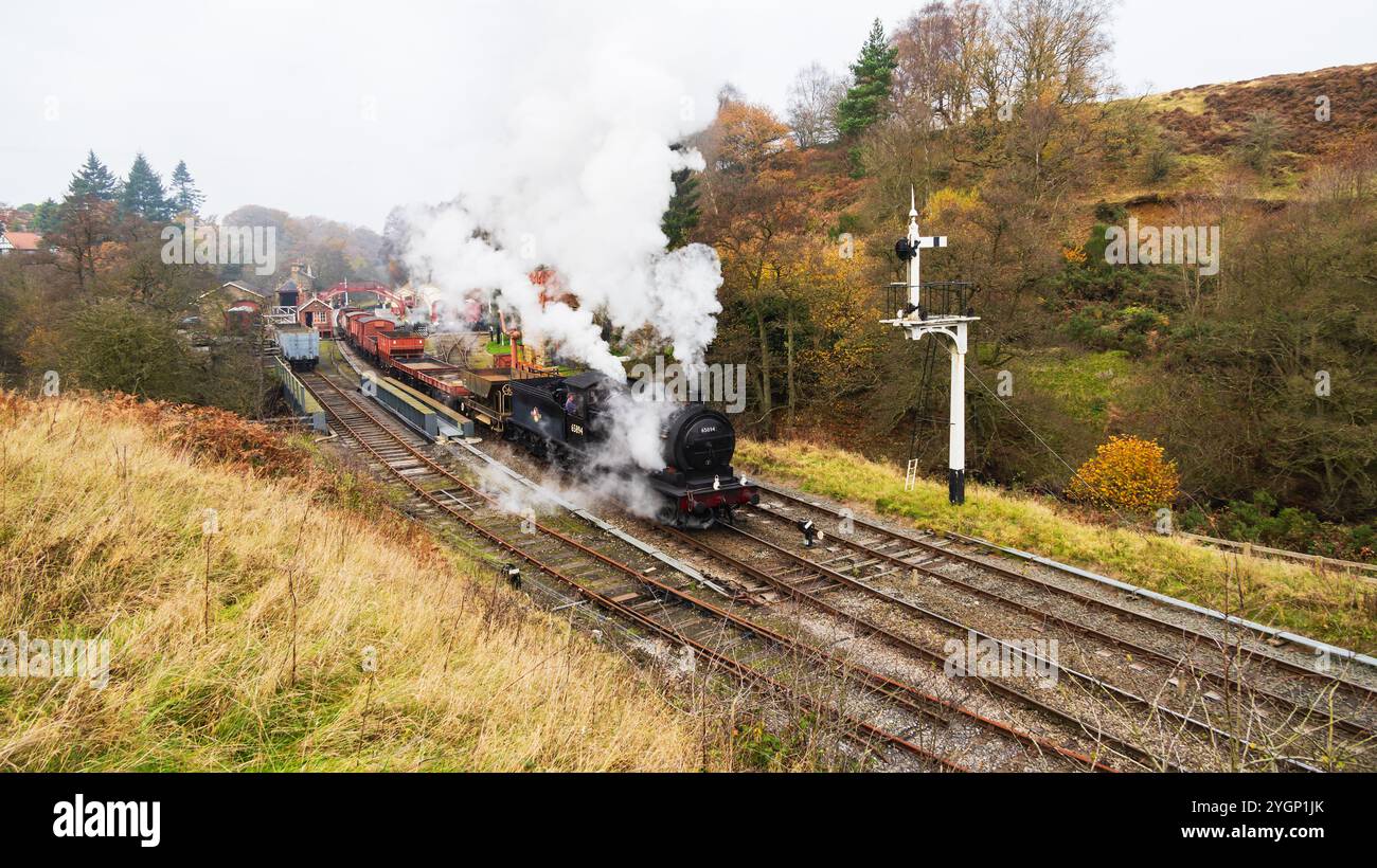 North Yorkshire Moors Railway, NYMR, Moorlander, P3 65894 che si getta alla stazione di Goathland. Foto Stock