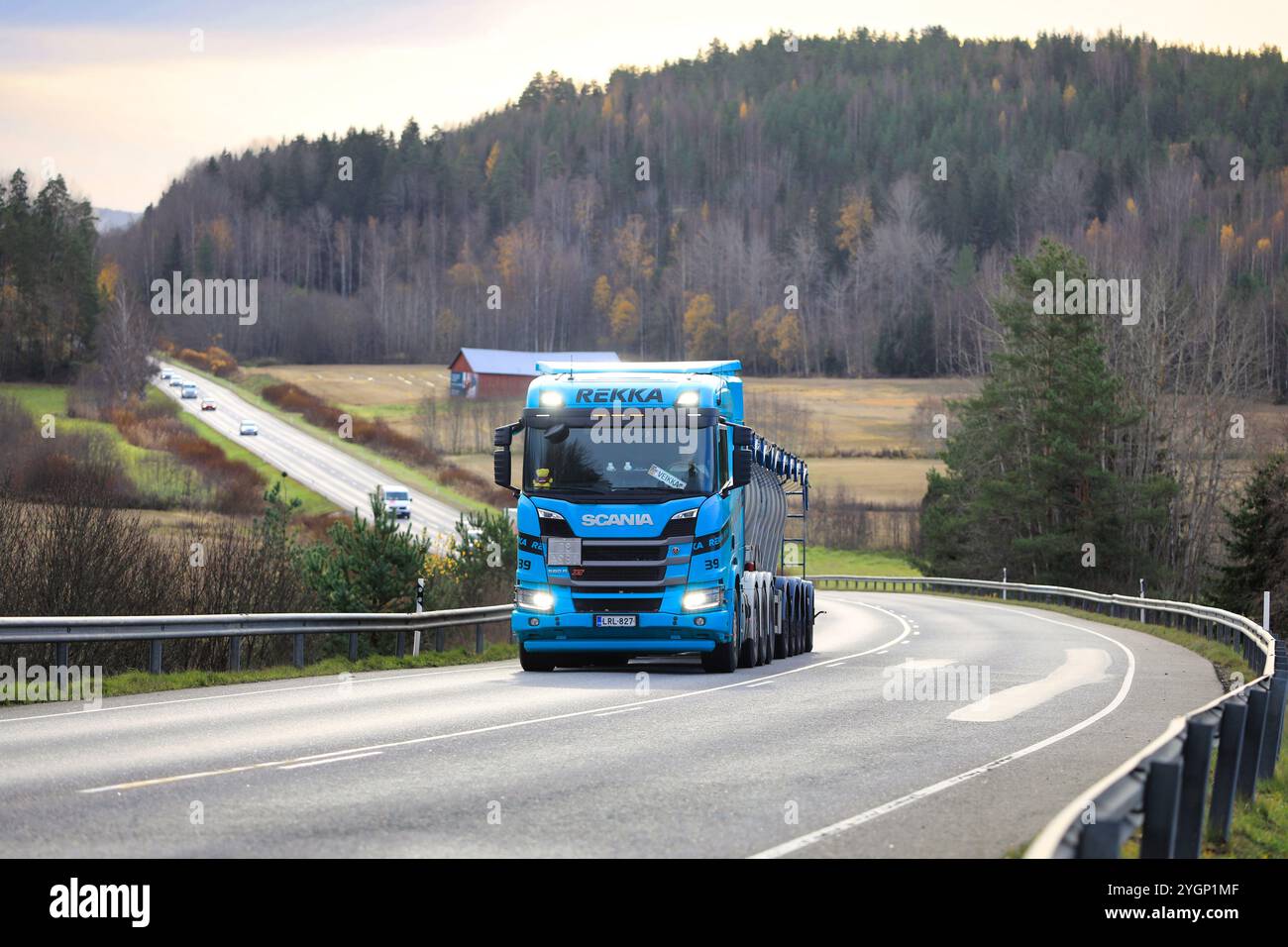 Semi-rimorchio con serbatoio Blue Scania 560R XT Rekka Group che fornisce il carico su strada in una giornata autunnale, fari abbaglianti accesi brevemente. Salo, Finlandia. 25 ottobre 2024. Foto Stock