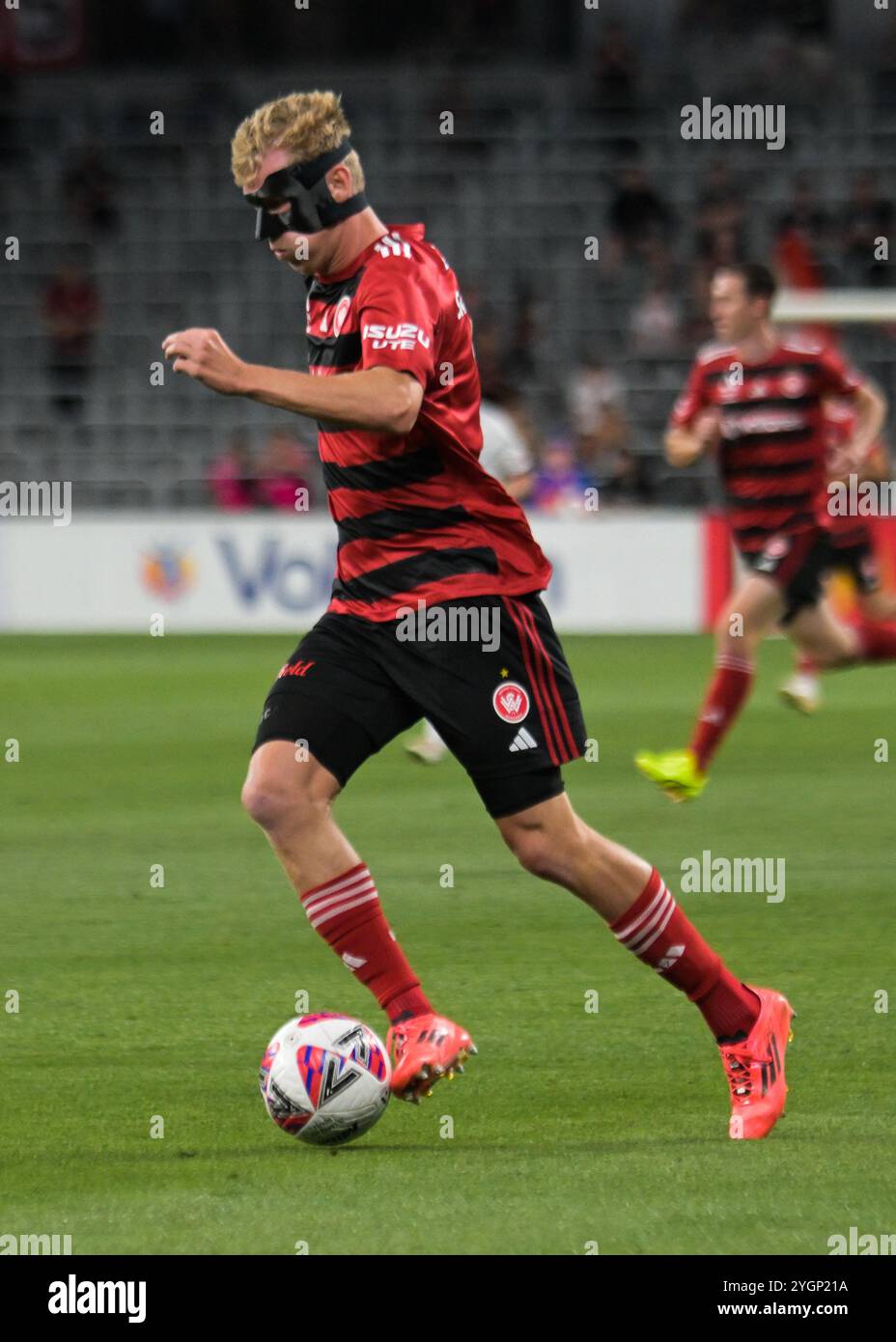 Parramatta, Australia. 8 novembre 2024. Zachary Sapsford dei Western Sydney Wanderers visto in azione durante il quarto turno di Isuzu UTE A-League 2024-25 tra Western Sydney Wanderers FC e Newcastle Jets FC al CommBank Stadium di Parramatta. Punteggio finale; Western Sydney Wanderers 4:1 Newcastle Jets. Credito: SOPA Images Limited/Alamy Live News Foto Stock