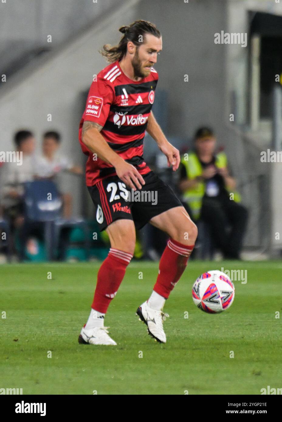 Parramatta, Australia. 8 novembre 2024. Joshua Brillante dei Western Sydney Wanderers visto in azione durante il quarto turno di Isuzu UTE A-League 2024-25 tra Western Sydney Wanderers FC e Newcastle Jets FC al CommBank Stadium di Parramatta. Punteggio finale; Western Sydney Wanderers 4:1 Newcastle Jets. Credito: SOPA Images Limited/Alamy Live News Foto Stock