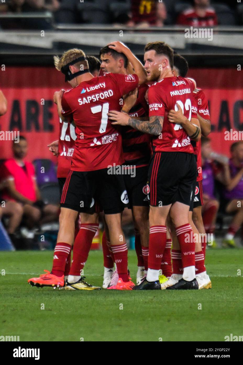 Parramatta, Australia. 8 novembre 2024. La squadra dei Western Sydney Wanderers festeggia dopo aver segnato un gol durante il quarto turno di Isuzu UTE A-League 2024-25 tra Western Sydney Wanderers FC e Newcastle Jets FC al CommBank Stadium di Parramatta. Punteggio finale; Western Sydney Wanderers 4:1 Newcastle Jets. Credito: SOPA Images Limited/Alamy Live News Foto Stock