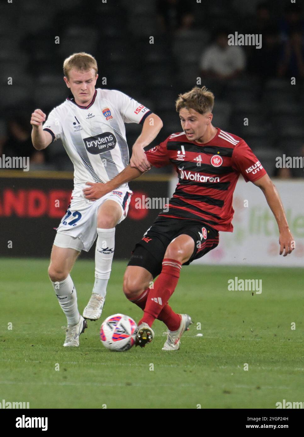 Parramatta, Australia. 8 novembre 2024. Ben Gibson (L) dei Newcastle Jets FC e Alex Bonetig (R) dei Western Sydney Wanderers in azione durante il quarto turno di Isuzu UTE A-League 2024-25 tra Western Sydney Wanderers FC e Newcastle Jets FC al CommBank Stadium di Parramatta. Credito: SOPA Images Limited/Alamy Live News Foto Stock