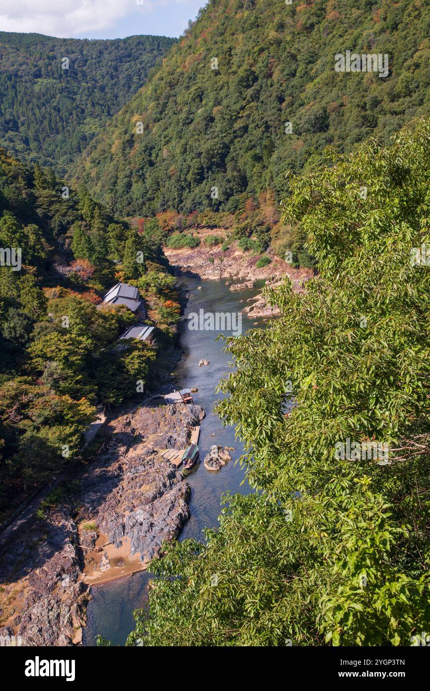 Vista del fiume Katsura all'interno del quartiere di Arashiyama dalla cima della montagna. Potete vedere le barche che si dirigono verso il basso. Foto Stock