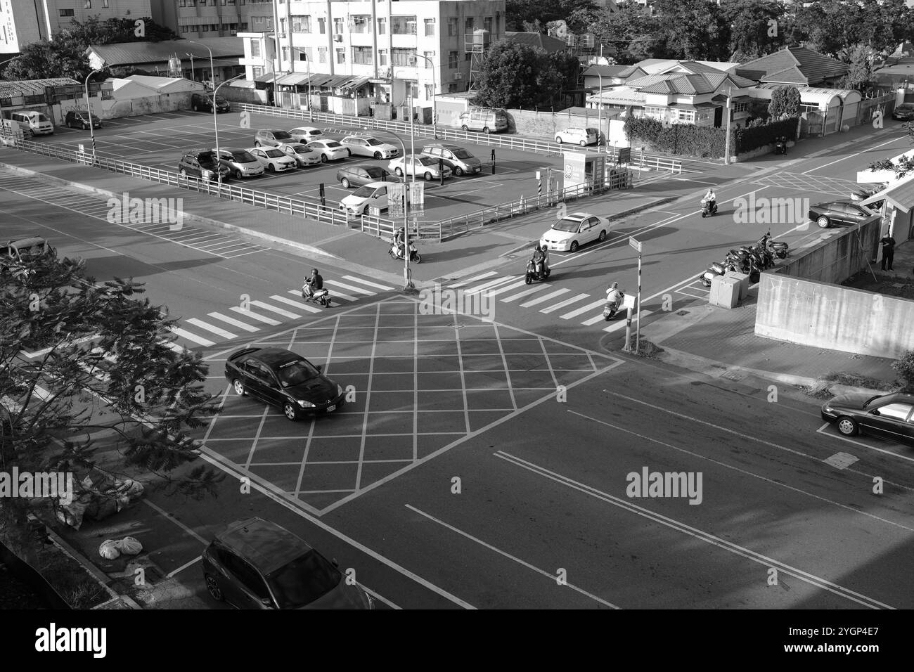 Attraversa la città di Taitung, motocicletta per auto Foto Stock