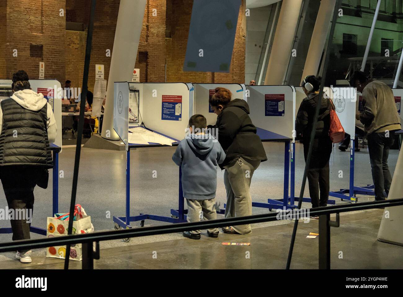 Gli elettori hanno votato al Brooklyn Museum durante le elezioni presidenziali del 2024 tra Kamala Harris e Donald Trump. Foto Stock