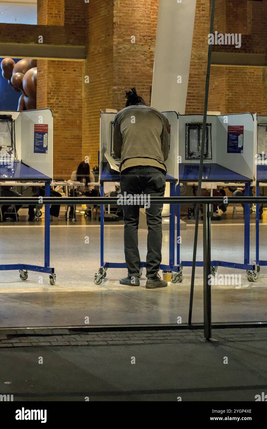Gli elettori hanno votato al Brooklyn Museum durante le elezioni presidenziali del 2024 tra Kamala Harris e Donald Trump. Foto Stock