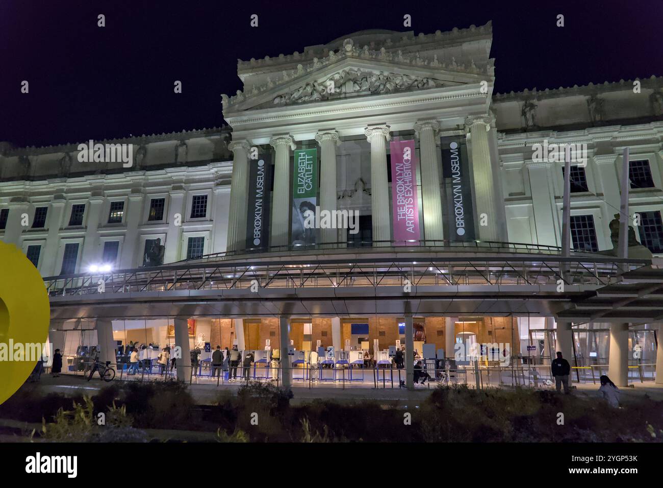 Gli elettori hanno votato al Brooklyn Museum durante le elezioni presidenziali del 2024 tra Kamala Harris e Donald Trump. Foto Stock