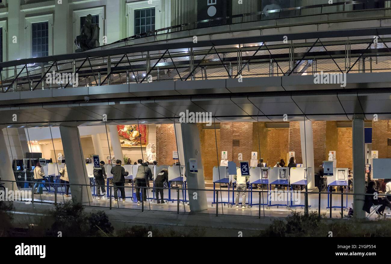 Gli elettori hanno votato al Brooklyn Museum durante le elezioni presidenziali del 2024 tra Kamala Harris e Donald Trump. Foto Stock