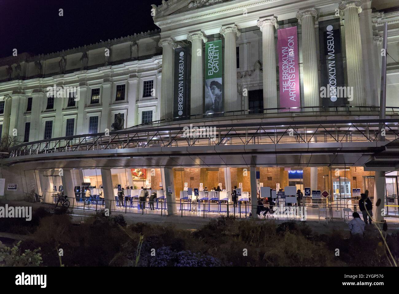 Gli elettori hanno votato al Brooklyn Museum durante le elezioni presidenziali del 2024 tra Kamala Harris e Donald Trump. Foto Stock