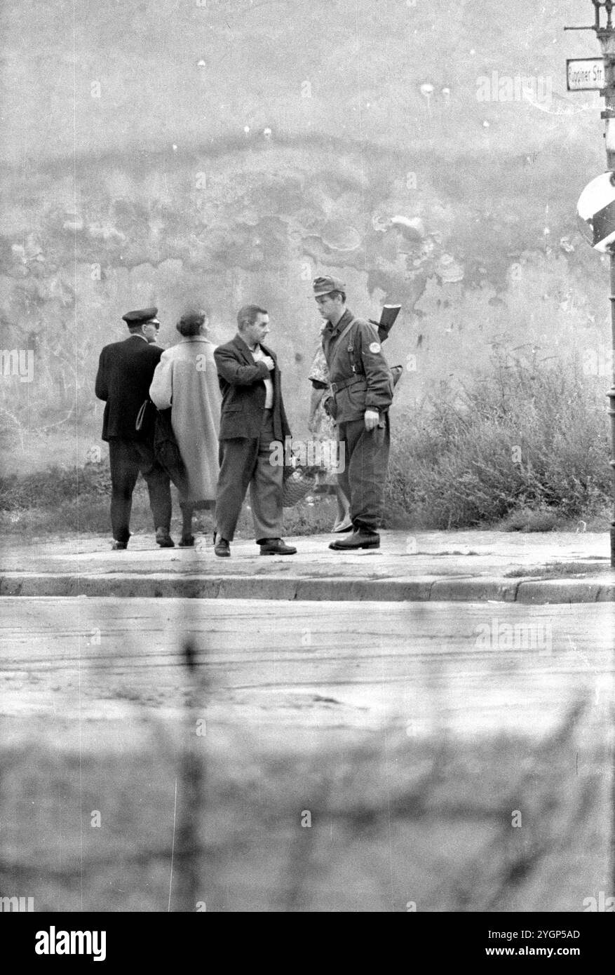 Nella notte tra il 12 e il 13 agosto 1961, Walter Ulbricht, presidente del Consiglio di Stato della RDT, leader del partito SED e presidente del Consiglio di difesa nazionale della RDT, diede l'ordine di sigillare il confine di settore a Berlino. Con l'accordo dell'Unione Sovietica e il sostegno delle truppe sovietiche nella RDT, l'ultima scappatoia attraverso la quale la dittatura del SED poteva ancora fuggire fu chiusa. [traduzione automatizzata] Foto Stock