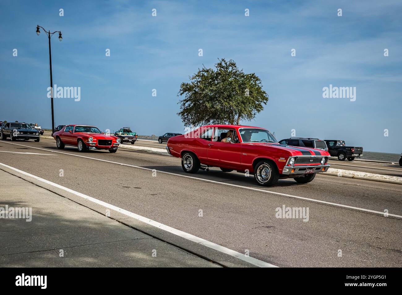 Gulfport, MS - 4 ottobre 2023: Vista grandangolare dell'angolo anteriore di una Chevrolet Nova SS Hardtop Coupé del 1971 in una mostra automobilistica locale. Foto Stock