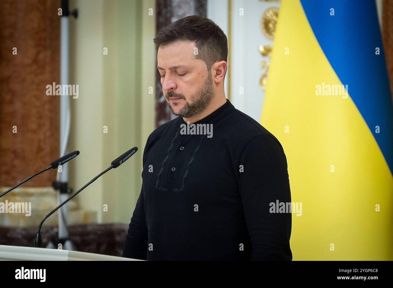 Kiev, Ucraina. 8 novembre 2024. Il presidente ucraino Volodymyr Zelenskyy, sta per un momento di silenzio prima di rilasciare certificati per appartamenti gratuiti agli eroi dell'Ucraina e ai familiari dei guerrieri caduti durante una cerimonia al Palazzo Mariinskyi, 8 novembre 2024 a Kiev, Ucraina. Credito: Presidenza Ucraina/Ufficio stampa presidenziale ucraino/Alamy Live News Foto Stock