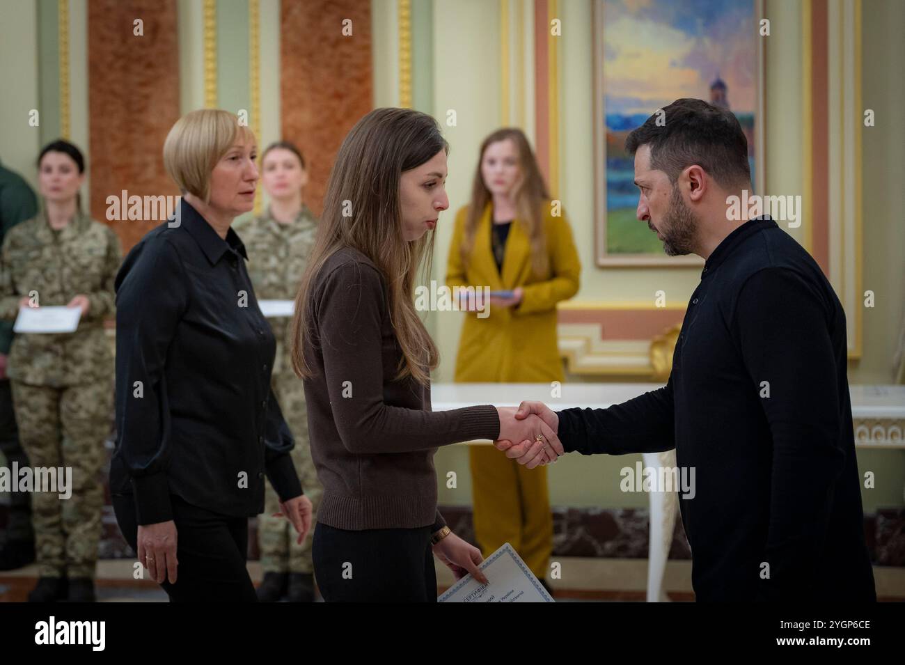 Kiev, Ucraina. 8 novembre 2024. Il presidente ucraino Volodymyr Zelenskyy, a destra, presenta i certificati per appartamenti gratuiti agli eroi dell'Ucraina e ai familiari dei guerrieri caduti durante una cerimonia al Palazzo Mariinskyi, 8 novembre 2024 a Kiev, Ucraina. Credito: Presidenza Ucraina/Ufficio stampa presidenziale ucraino/Alamy Live News Foto Stock