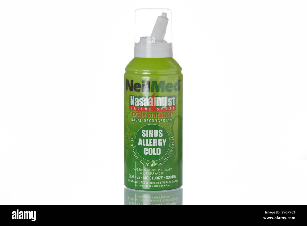 Flacone di nebulizzazione nasale NeilMed spray per soluzione salina extra strength decongestant, per trattamenti sinusali, allergici e freddi, su sfondo bianco con spazio di copia Foto Stock