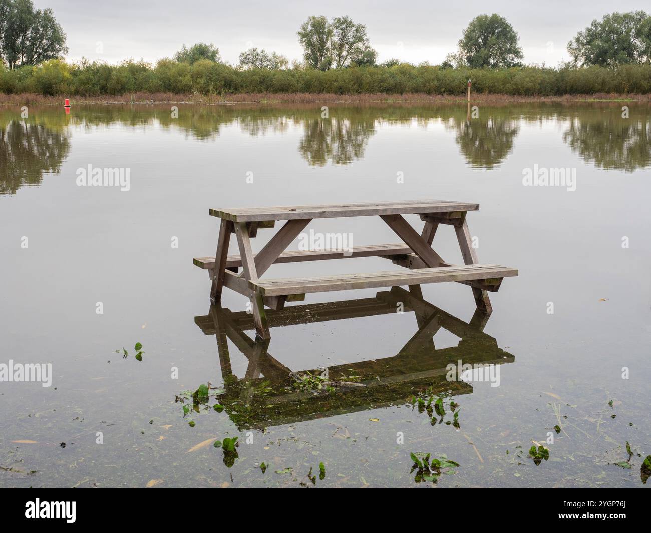 Tavolo allagato nel giardino sul fiume della Crown Public House vicino al fiume Great Ouse, Earith, Cambridgeshire, Inghilterra Foto Stock