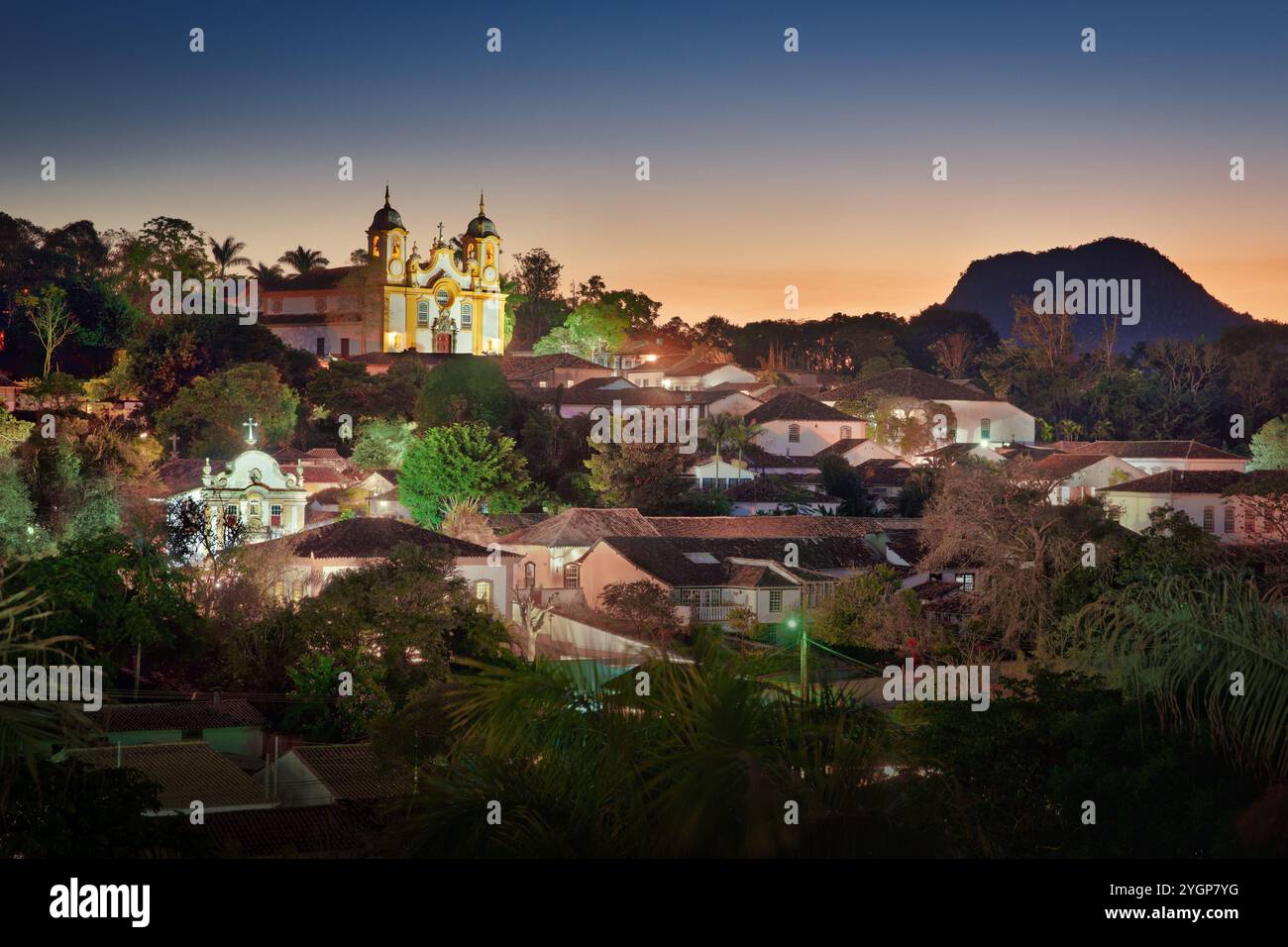 Foto della vista panoramica di Tiradentes, Minas Gerais, Brasile, all'ora del tramonto Foto Stock
