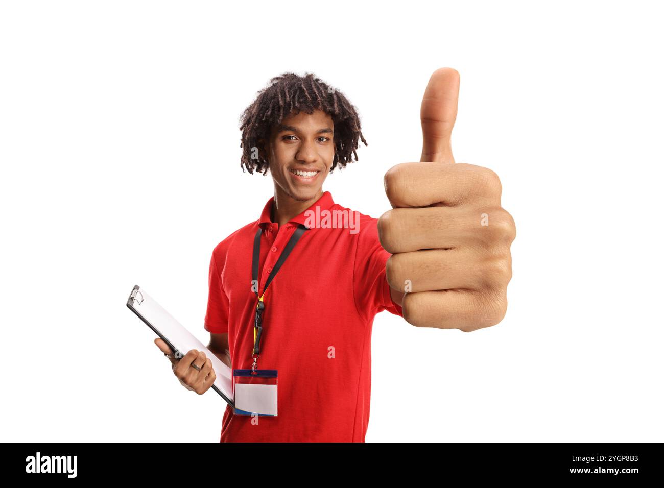 Un addetto alle vendite afroamericano che tiene in mano un appunti e il pollice si alza isolato su sfondo bianco Foto Stock