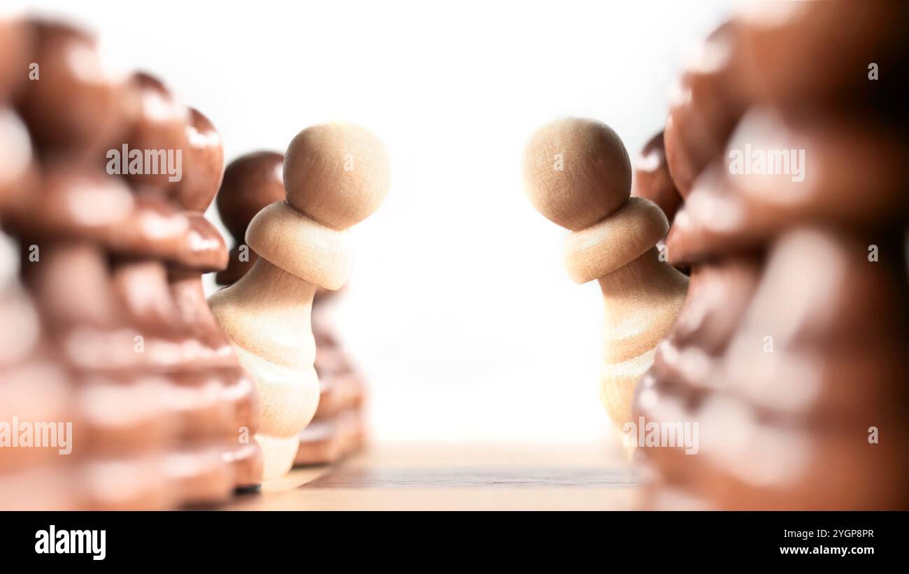 Competizione, due pezzi di scacchi litigano Foto Stock