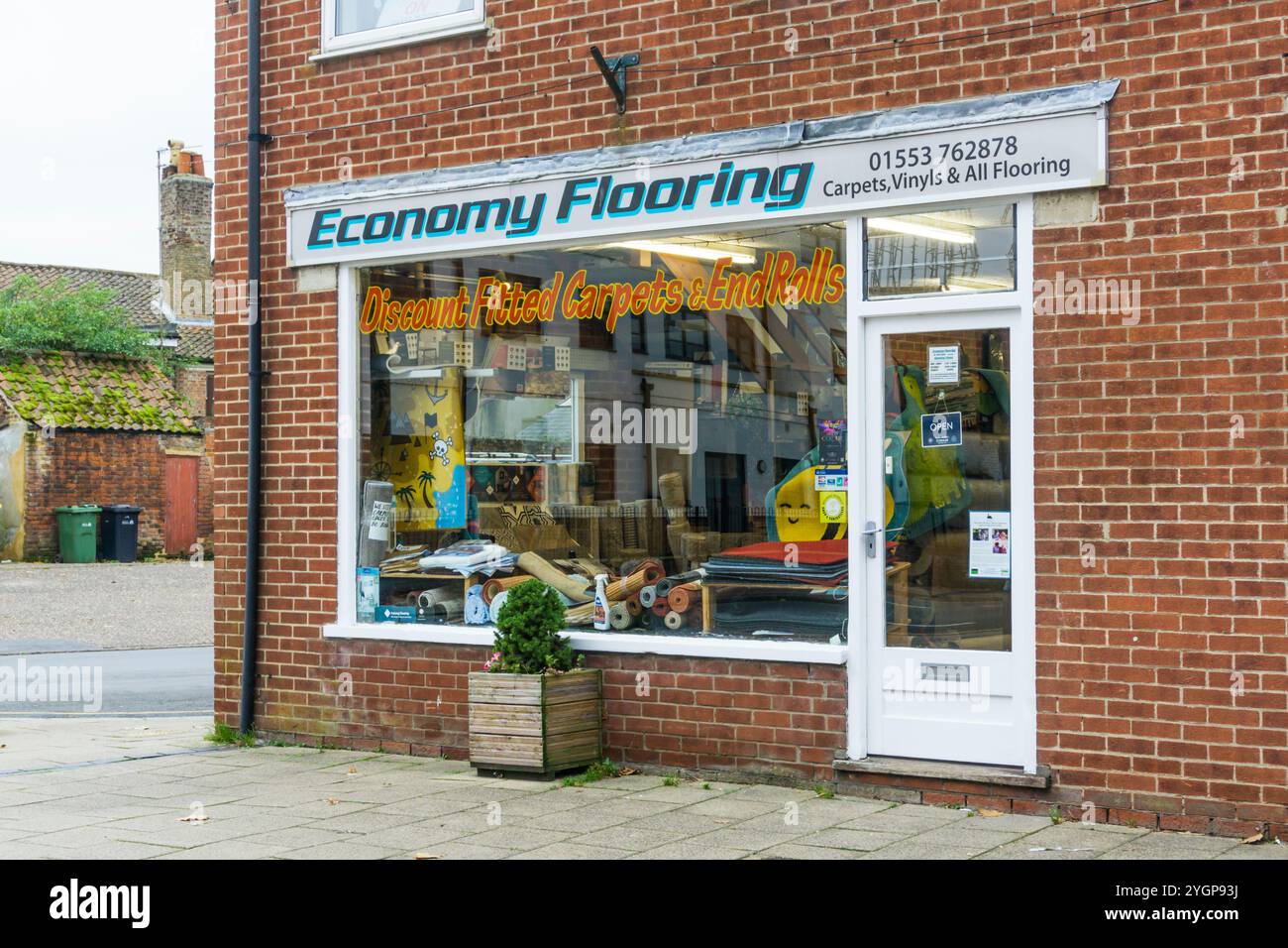 La sede dell'Economy Flooring, una piccola azienda indipendente di pavimentazioni, a King's Lynn, Norfolk. Foto Stock