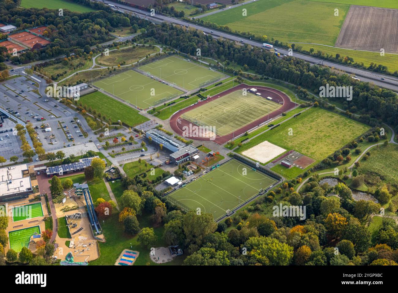 Luftbild, Sportpark Großsportanlage Filder Benden mit Fußballstadion und Leichtathletikstadion GSV Moers, Moers-Hülsdonk, Moers, Ruhrgebiet, Nordrhein-Westfalen, Deutschland ACHTUNGxMINDESTHONORARx60xEURO *** Vista aerea, Sportpark Großsportanlage Filder Benden con stadio di calcio e atletica GSV Moers, Moers Hülsdonk, Moers, Ruhrgebiet, Nordrhein Westfalen, Germania ACHTUNGxMINDESTHONORARx60xEURO Foto Stock