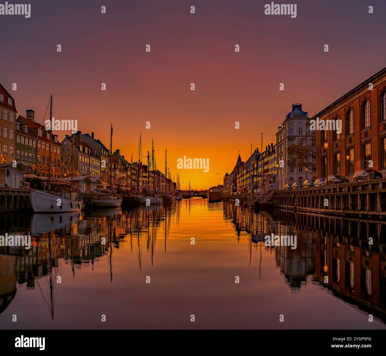 Alba sul canale Nyhavn a Copenaghen nell'ora blu che si riflette nelle acque calme, Danimarca, 2 novembre 2024 Foto Stock