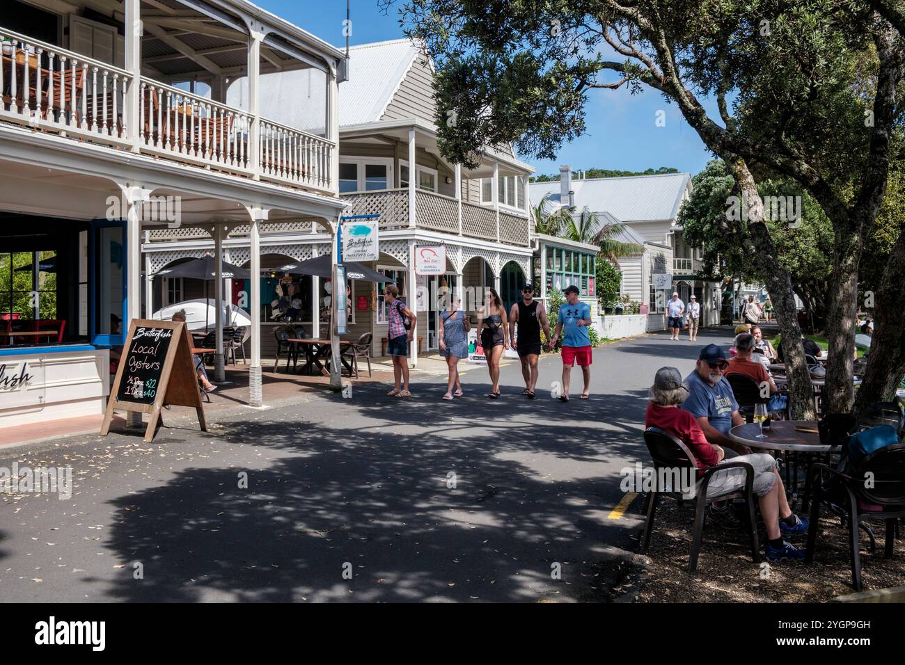 Una scena di strada fuori dal Duke of Marlborough Hotel del XIX secolo, The Strand, Russell, Bay of Islands, North Island, nuova Zelanda Foto Stock