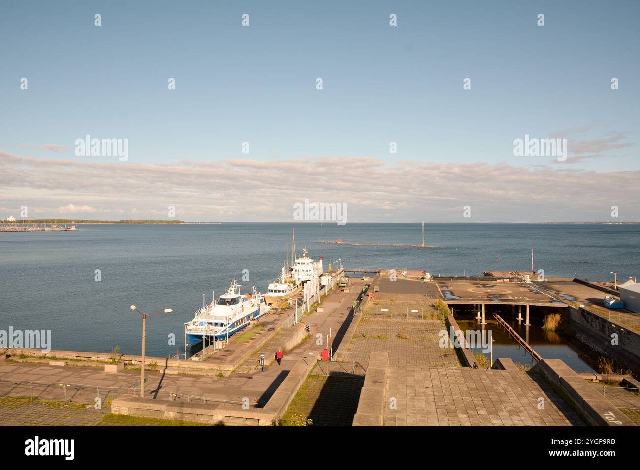 Vista da Linnahall, l'ex sede polifunzionale di Tallinn, Estonia. Situato nel porto e completato nel 1980, è ora in rovina Foto Stock