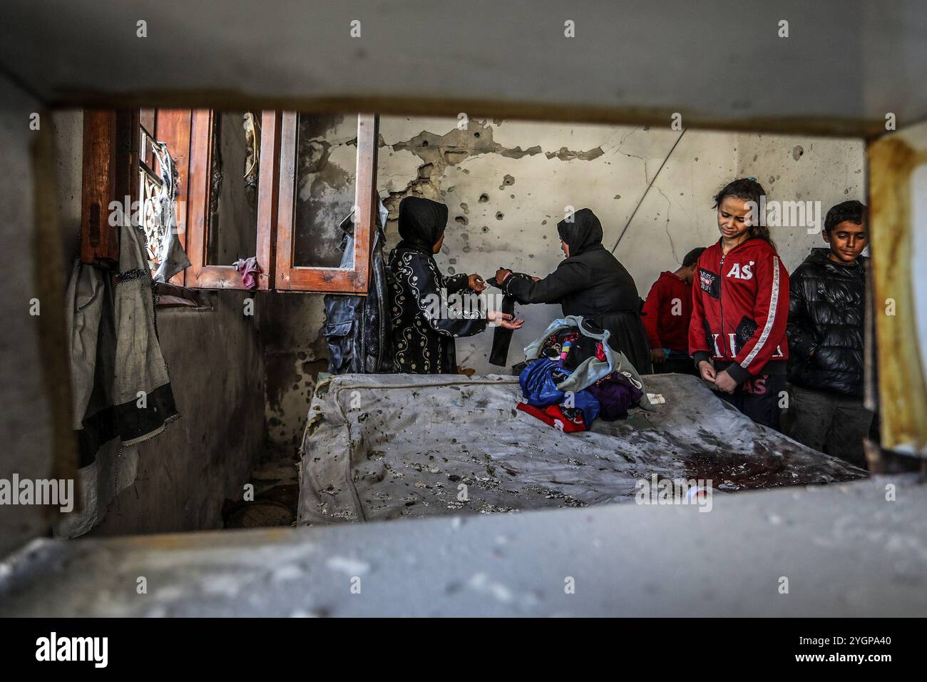 Khan Younis, territori palestinesi. 8 novembre 2024. I palestinesi ispezionano i danni all'interno di una casa distrutta da un attacco aereo israeliano su Khan Younis. Crediti: Abed Rahim Khatib/dpa/Alamy Live News Foto Stock