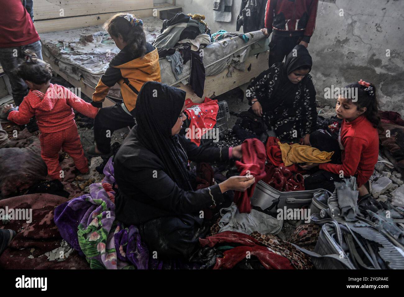 Khan Younis, territori palestinesi. 8 novembre 2024. I palestinesi attraversano gli effetti personali in una casa distrutta da un attacco aereo israeliano su Khan Younis. Crediti: Abed Rahim Khatib/dpa/Alamy Live News Foto Stock