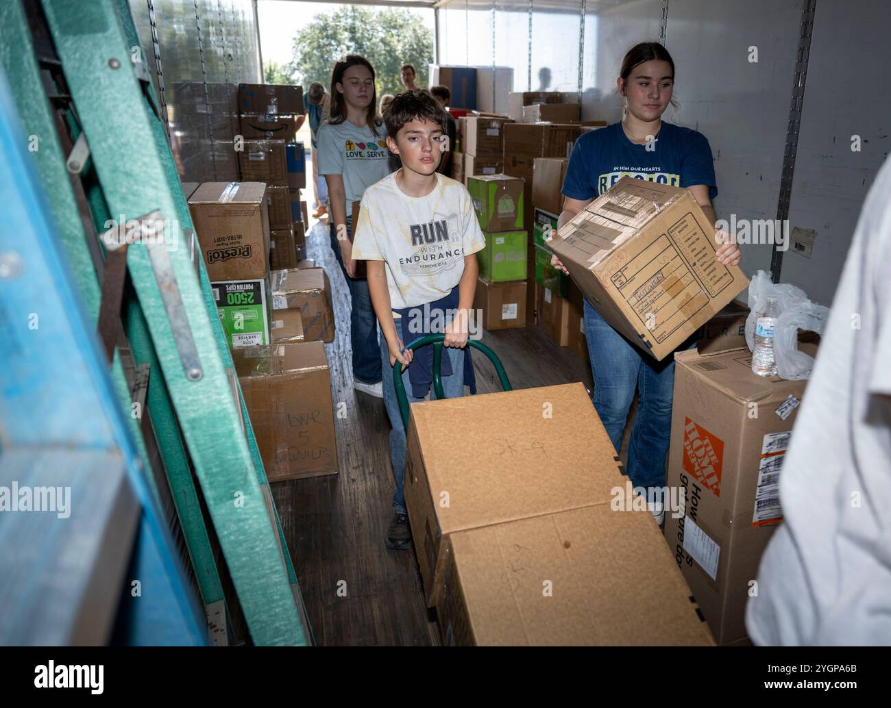 Marion Texas USA, 6 novembre 2024: Adolescenti e adulti provenienti dalle chiese della Chiesa evangelica Luterana d'America (ELCA) del sud-ovest del Texas Synod maneggiano scatole di trapunte fatte in casa, kit scolastici e altri materiali consegnati dalle chiese della zona. La raccolta annuale delle forniture viene confezionata in camion per la consegna nelle aree colpite da catastrofi servite da enti di beneficenza luterani negli Stati Uniti e in Africa. ©Bob Daemmrich Foto Stock Marion Texas USA, 6 novembre 2024: Adolescenti e adulti provenienti dalle chiese della Chiesa evangelica Luterana d'America (ELCA) del sud-ovest del Texas Synod maneggiano scatole di trapunte fatte in casa, kit scolastici e altri materiali consegnati dalle chiese della zona. La raccolta annuale delle forniture viene confezionata in camion per la consegna nelle aree colpite da catastrofi servite da enti di beneficenza luterani negli Stati Uniti e in Africa. ©Bob Daemmrich Foto Stock