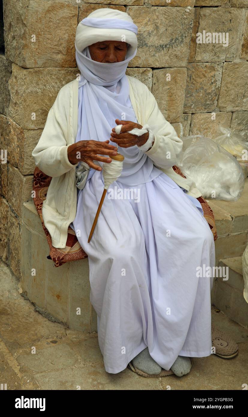 Donna yazidi del filato filato Lalish a mano Foto Stock