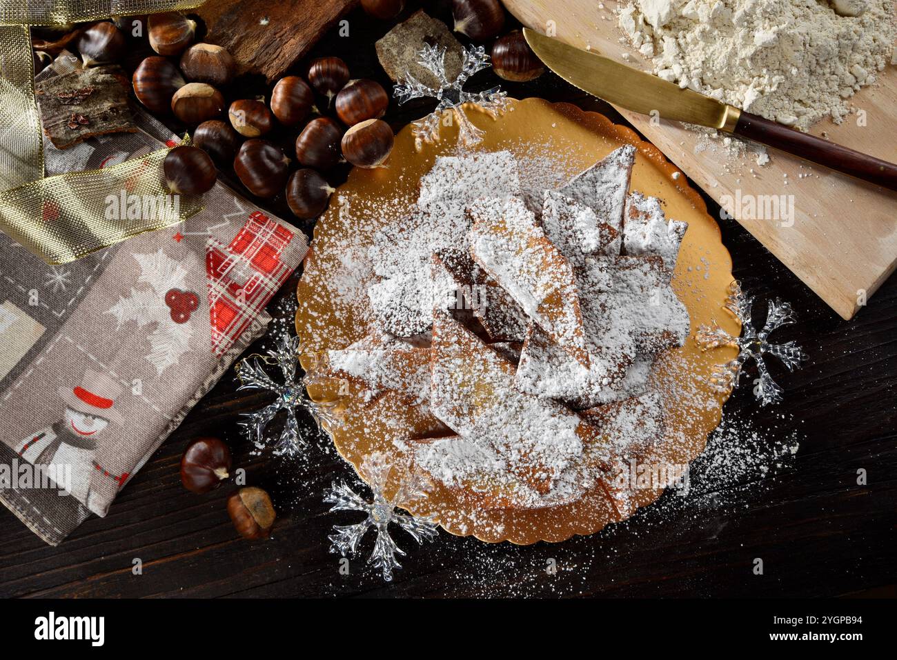 Corteccia di castagne, dessert invernale con farina di castagne e zucchero a velo Foto Stock