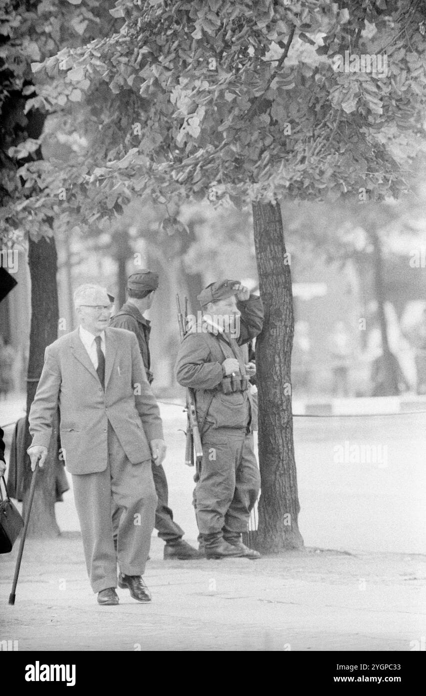 Nella notte tra il 12 e il 13 agosto 1961, Walter Ulbricht, presidente del Consiglio di Stato della RDT, leader del partito SED e presidente del Consiglio di difesa nazionale della RDT, diede l'ordine di sigillare il confine di settore a Berlino. Con l'accordo dell'Unione Sovietica e il sostegno delle truppe sovietiche nella RDT, l'ultima scappatoia attraverso la quale la dittatura del SED poteva ancora fuggire fu chiusa. [traduzione automatizzata] Foto Stock