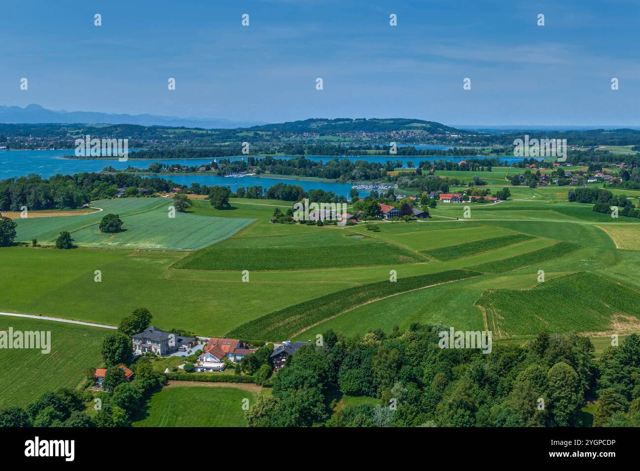 Sonniger Tag am Chiemsee a Oberbayern bei Gstadt Blick auf den Chiemsee im Sommer rund um die Gemeinde Gstadt am Chiemsee Bayern Deutschland * Foto Stock