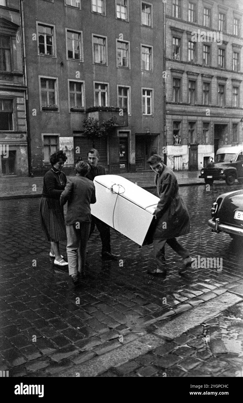 Nella notte tra il 12 e il 13 agosto 1961, Walter Ulbricht, presidente del Consiglio di Stato della RDT, leader del partito SED e presidente del Consiglio di difesa nazionale della RDT, diede l'ordine di sigillare il confine di settore a Berlino. Con l'accordo dell'Unione Sovietica e il sostegno delle truppe sovietiche nella RDT, l'ultima scappatoia attraverso la quale la dittatura del SED poteva ancora fuggire fu chiusa. [traduzione automatizzata] Foto Stock