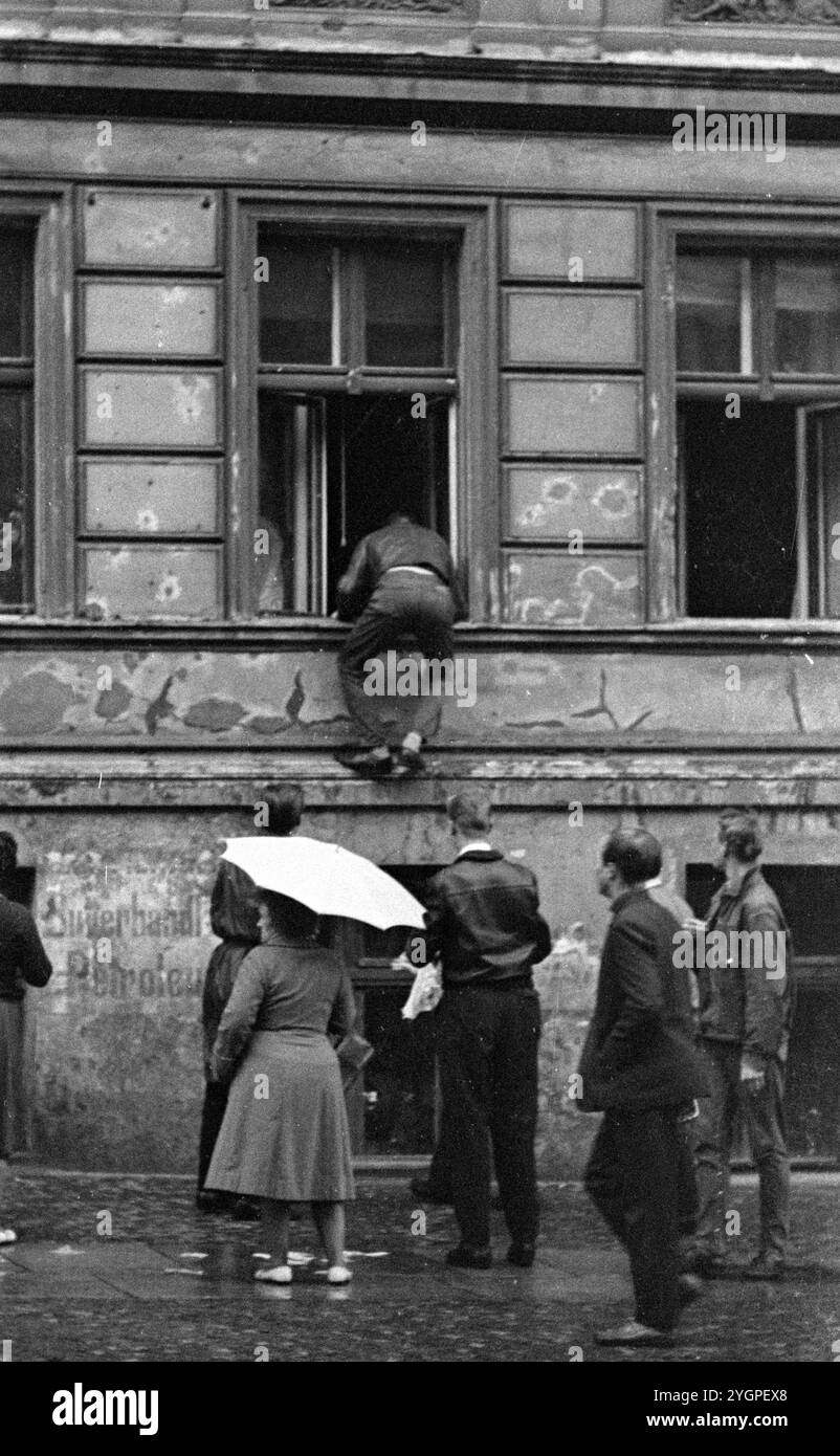 Nella notte tra il 12 e il 13 agosto 1961, Walter Ulbricht, presidente del Consiglio di Stato della RDT, leader del partito SED e presidente del Consiglio di difesa nazionale della RDT, diede l'ordine di sigillare il confine di settore a Berlino. Con l'accordo dell'Unione Sovietica e il sostegno delle truppe sovietiche nella RDT, l'ultima scappatoia attraverso la quale la dittatura del SED poteva ancora fuggire fu chiusa. [traduzione automatizzata] Foto Stock