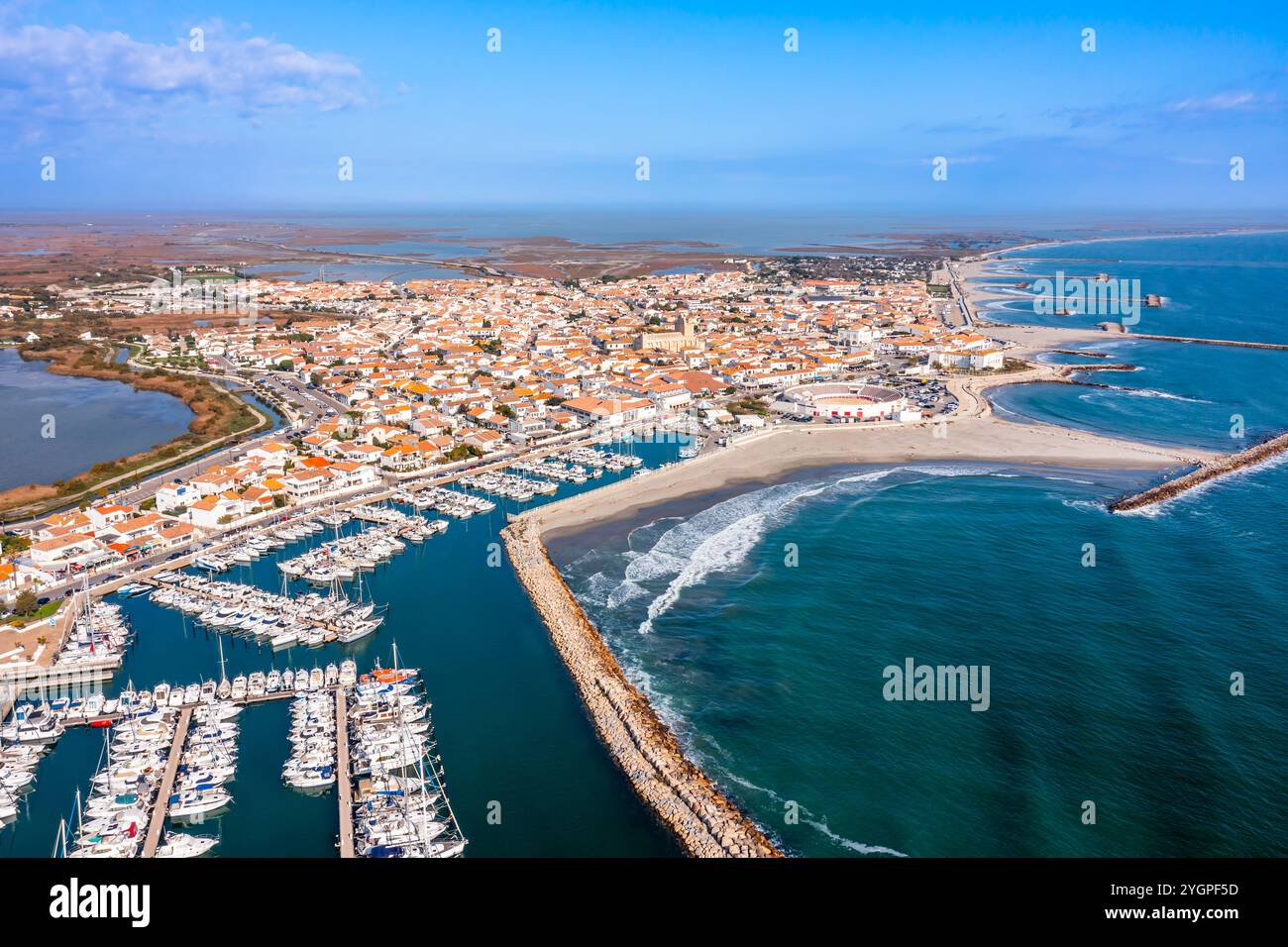 Vista aerea della città di Saintes Maries de la Mer, nelle Bouches du Rhône, in Provenza, Francia Foto Stock