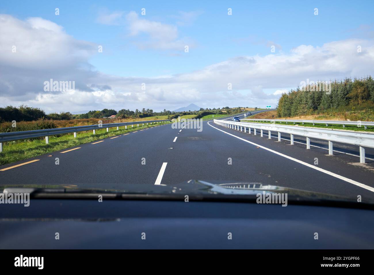 Percorrendo la tangenziale N5 castlebar verso westport con croagh patrick in lontananza, contea di mayo, repubblica d'irlanda Foto Stock