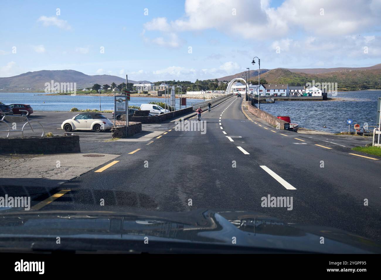 guida lungo la r319 wild atlantic way verso il ponte michael davitt per l'isola di achill, contea di mayo, repubblica d'irlanda Foto Stock