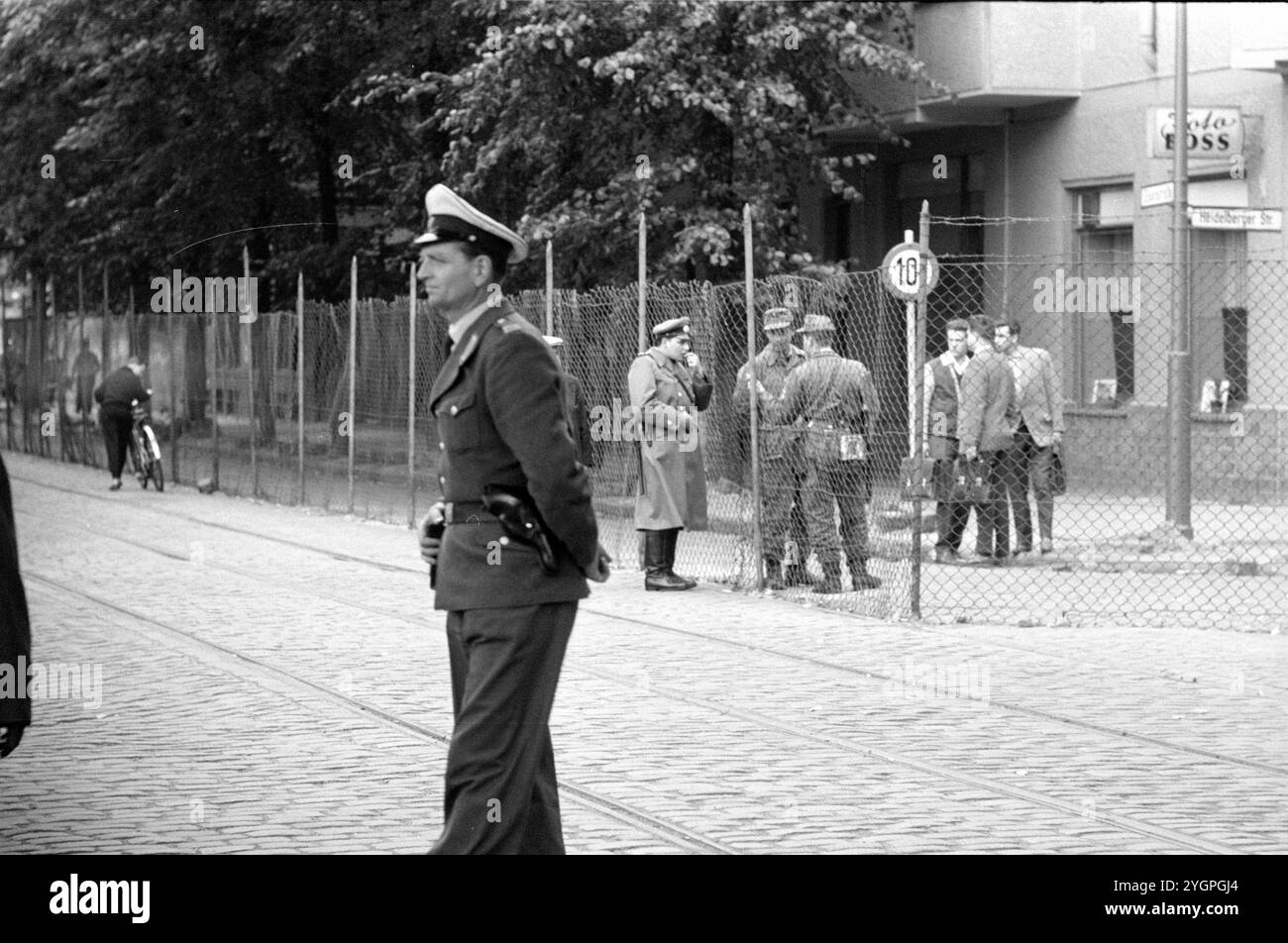 Nella notte tra il 12 e il 13 agosto 1961, Walter Ulbricht, presidente del Consiglio di Stato della RDT, leader del partito SED e presidente del Consiglio di difesa nazionale della RDT, diede l'ordine di sigillare il confine di settore a Berlino. Con l'accordo dell'Unione Sovietica e il sostegno delle truppe sovietiche nella RDT, l'ultima scappatoia attraverso la quale la dittatura del SED poteva ancora fuggire fu chiusa. [traduzione automatizzata] Foto Stock