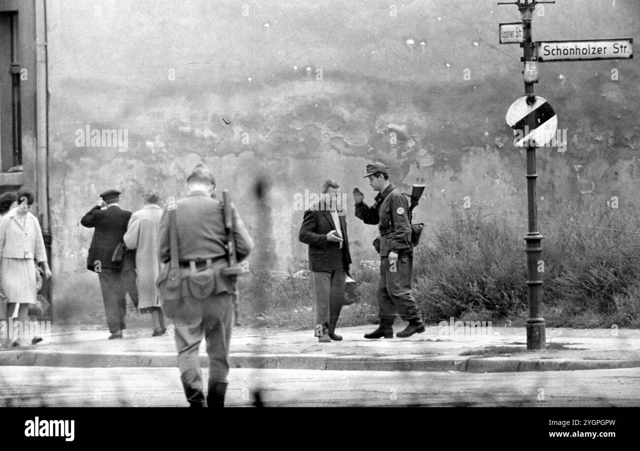 Nella notte tra il 12 e il 13 agosto 1961, Walter Ulbricht, presidente del Consiglio di Stato della RDT, leader del partito SED e presidente del Consiglio di difesa nazionale della RDT, diede l'ordine di sigillare il confine di settore a Berlino. Con l'accordo dell'Unione Sovietica e il sostegno delle truppe sovietiche nella RDT, l'ultima scappatoia attraverso la quale la dittatura del SED poteva ancora fuggire fu chiusa. [traduzione automatizzata] Foto Stock