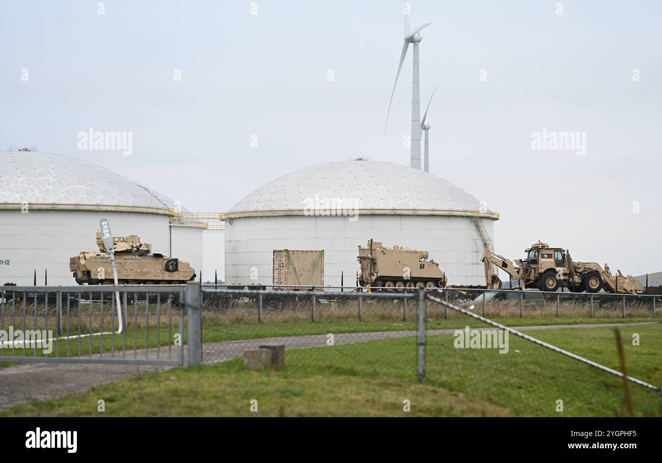 USA verstärken über die Niederlande die Europäische Grenze in Polen. Amerikanische Militärfahrzeuge stehen fertig verladen auf einem Zug im Hafen und warten auf den Weitertransport nach Polen. Eemshaven ist ein sogenannter ,garantierter militärischer Seehafen innerhalb der nationalen Verlegepläne, da er strategische Bewegungen über drei Korridore Straße, Schiene und Binnenwasserstraßen ermöglicht. Damit ist das öPermanent Militair Object auch für NATO-Verbündete und EU-Partner von Großer Bedeutung. Eemshaven Groningen Niederlande *** Stati Uniti che rafforzano il confine europeo in Polonia attraverso il Nether Foto Stock