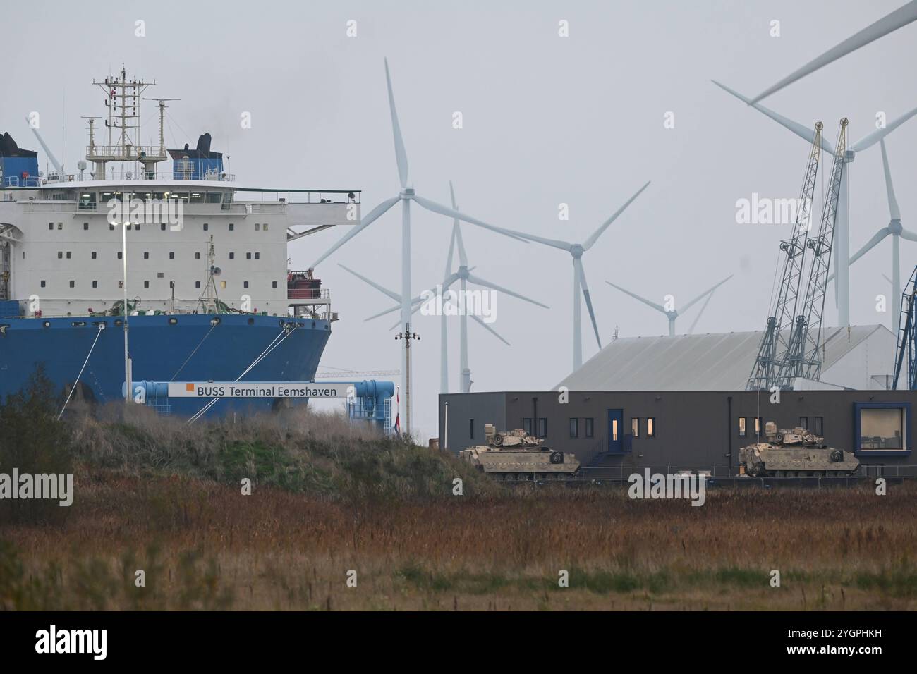 USA verstärken über die Niederlande die Europäische Grenze in Polen. Amerikanische Militärfahrzeuge stehen fertig verladen auf einem Zug im Hafen und warten auf den Weitertransport nach Polen. Eemshaven ist ein sogenannter ,garantierter militärischer Seehafen innerhalb der nationalen Verlegepläne, da er strategische Bewegungen über drei Korridore Straße, Schiene und Binnenwasserstraßen ermöglicht. Damit ist das öPermanent Militair Object auch für NATO-Verbündete und EU-Partner von Großer Bedeutung. Eemshaven Groningen Niederlande *** Stati Uniti che rafforzano il confine europeo in Polonia attraverso il Nether Foto Stock