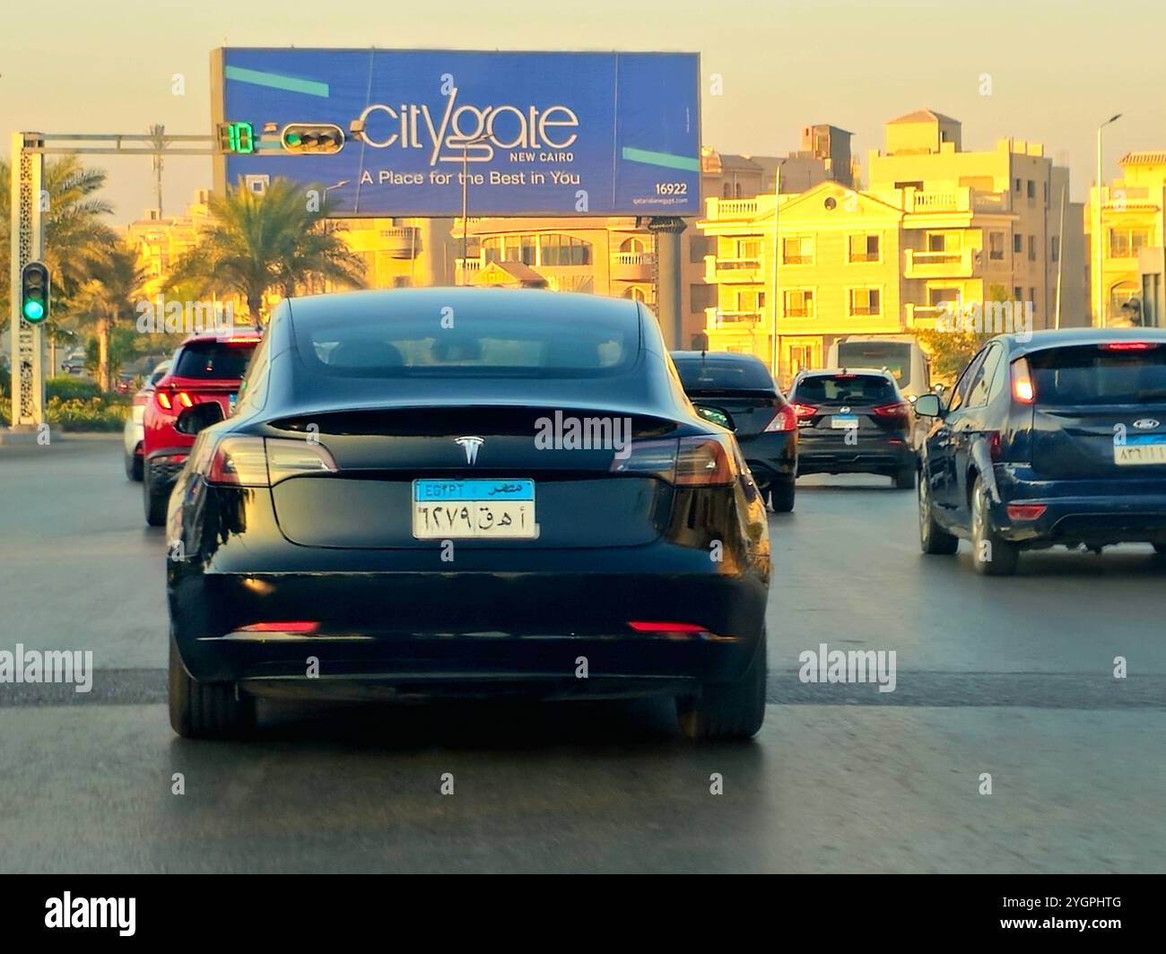 Cairo, Egitto, ottobre 31 2024: A black Tesla car on the Road, Tesla, Inc. È una multinazionale americana del settore automobilistico e dell'energia pulita Foto Stock