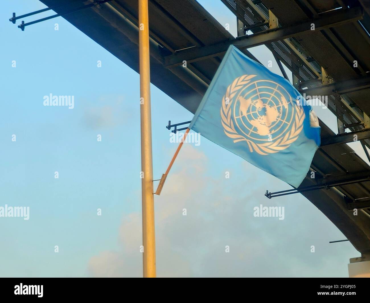 Cairo, Egitto, 4 novembre 2024: Bandiera delle Nazioni Unite, una bandiera blu cielo contenente l'emblema delle Nazioni Unite al centro, una rappresentazione del mondo ma Foto Stock