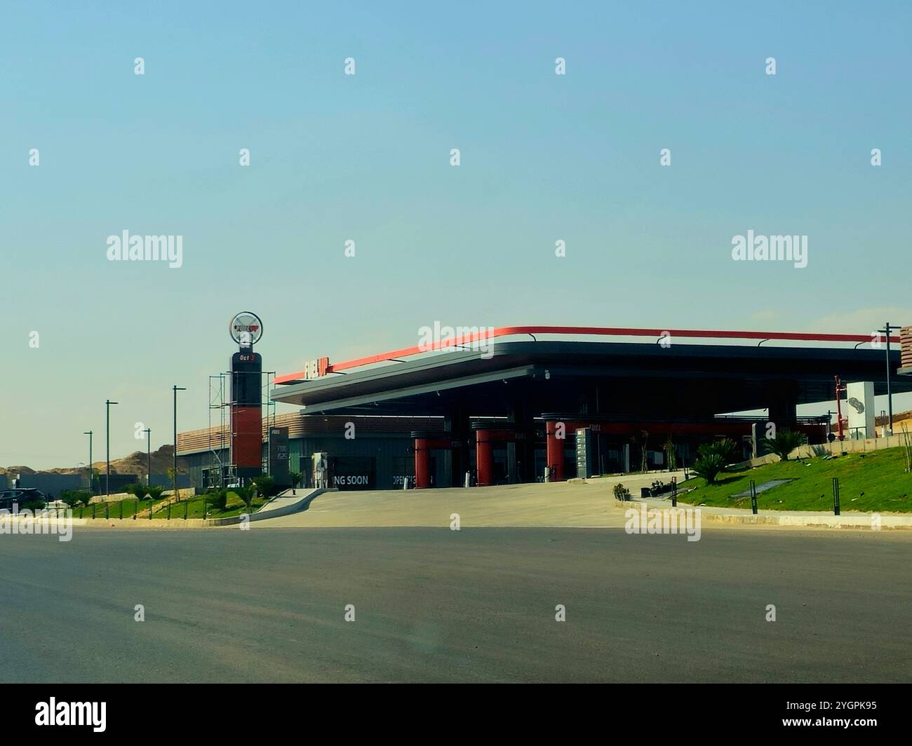 Giza, Egitto, ottobre 25 2024: Nuova stazione di rifornimento e di petrolio di giorno, una stazione di servizio nella nuova città del Cairo con negozi e ristoranti all'interno Foto Stock