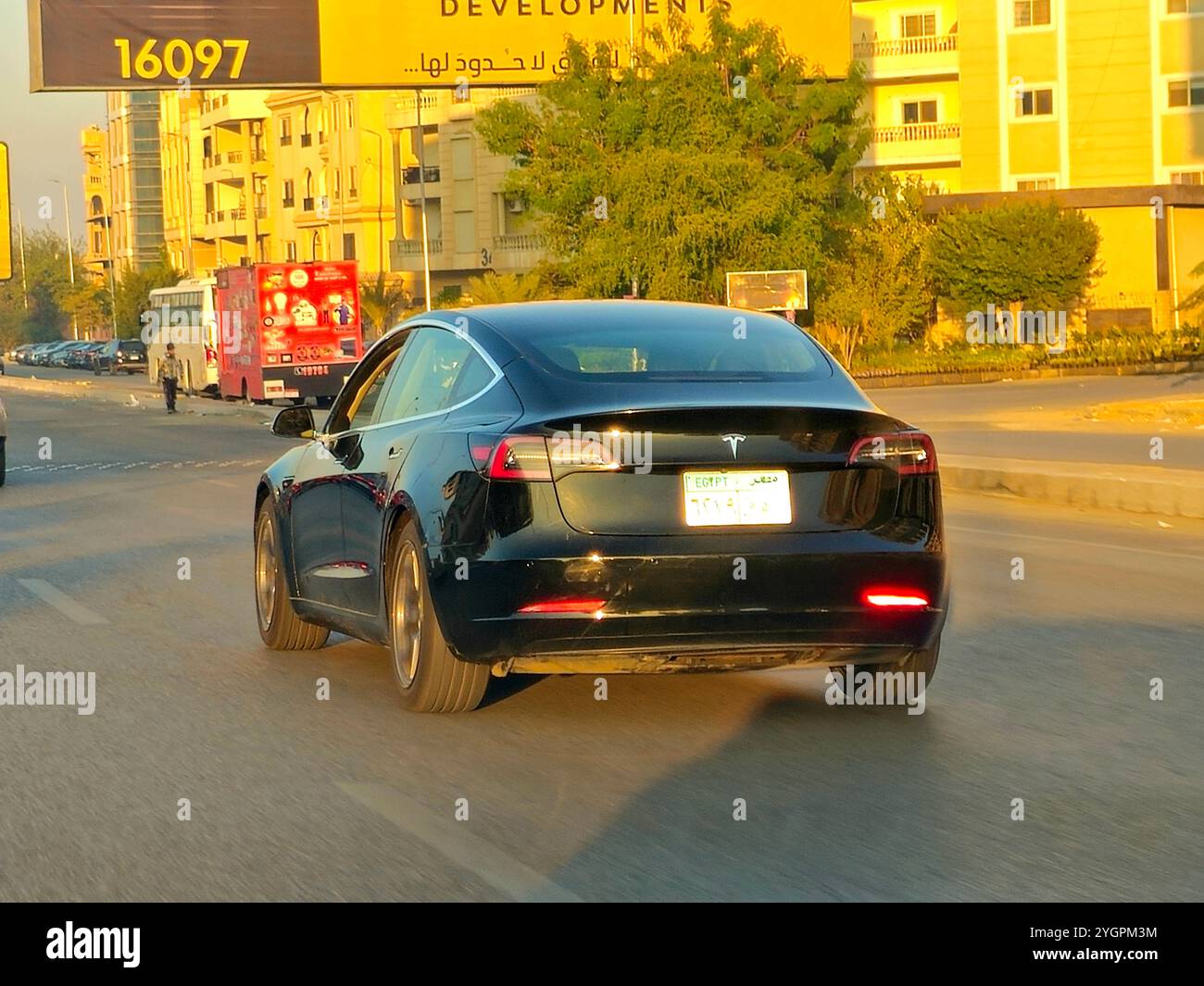 Cairo, Egitto, ottobre 31 2024: A black Tesla car on the Road, Tesla, Inc. È una multinazionale americana del settore automobilistico e dell'energia pulita Foto Stock